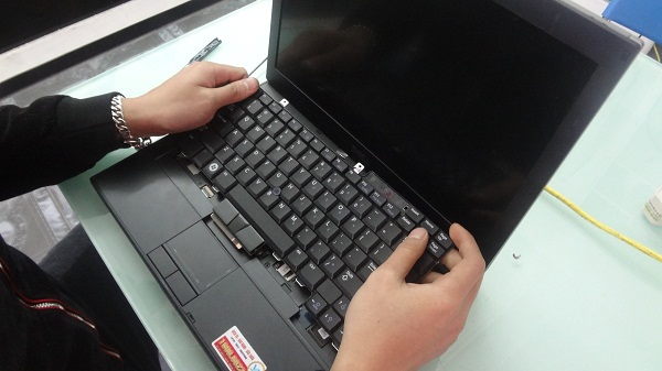 thay bàn phím laptop